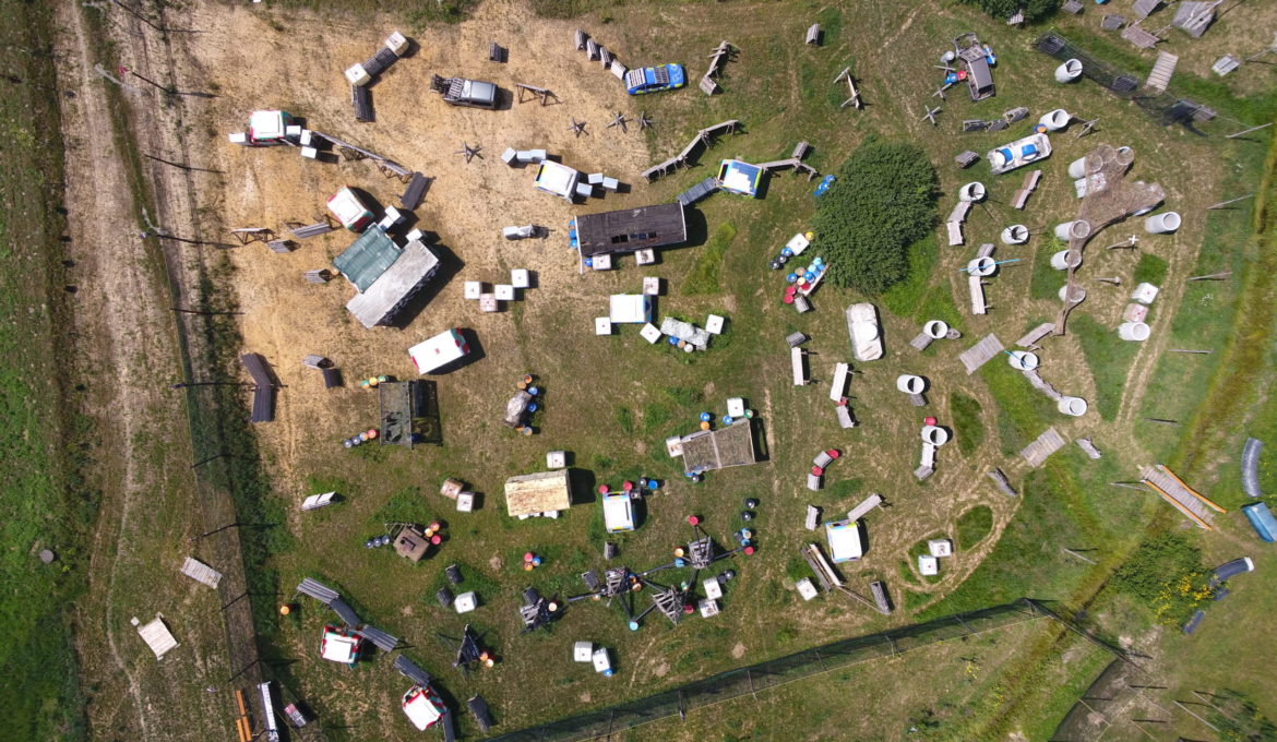 Arena Mocy - Profesjonalne Pole Paintballowe widziane z lotu ptaka