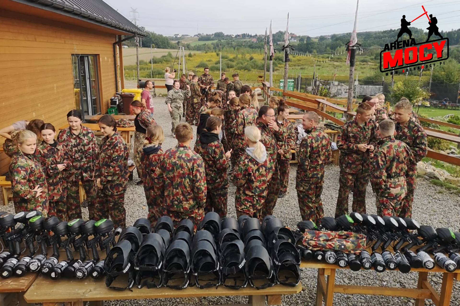 Przygotowanie do gry paintballowej na wieczorze kawalerskim