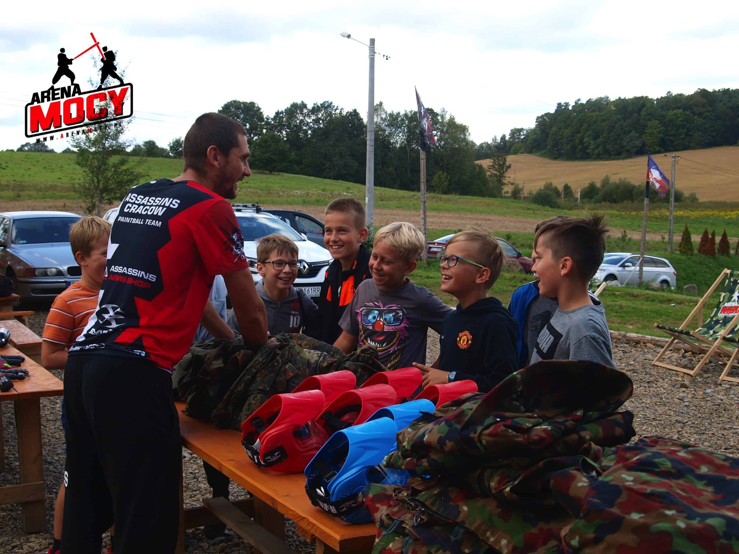 Dzieci grające w paintball w Arenie Mocy