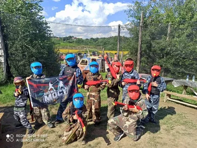 Dzieci bawiące się w paintball